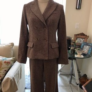 Gorgeous brown tweed suit jacket by Talbots size 8P.
Pants sold separately